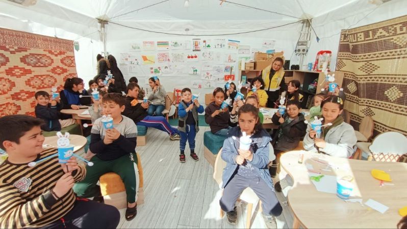 Depremzede Çocuklara Sinema Çadırı Depremzede Çocuklara Sinema Çadırı