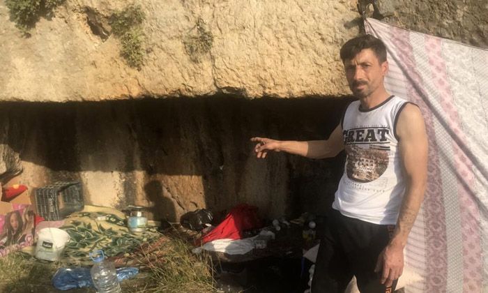 Evi depremde yıkıldı, mağarada yaşıyor