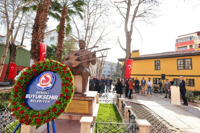 Usta Halk Ozanı Özay Gönlüm Unutulmadı
