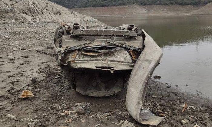 Su seviyesi azaldı, baraj içindeki bir araç daha ortaya çıktı