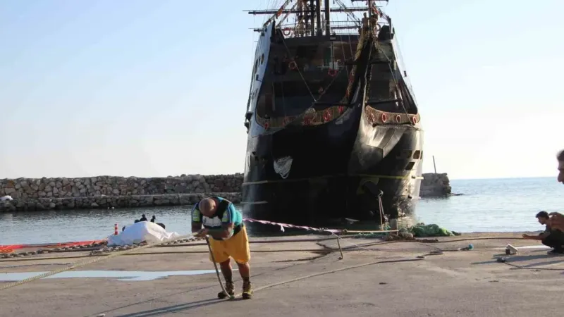 1300 ton ağırlığındaki tekneyi çekerek dünya rekor kırdı