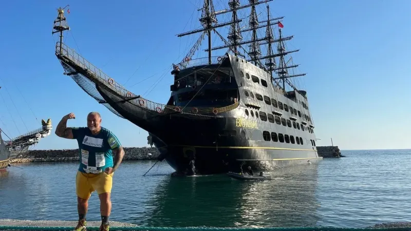 1300 ton ağırlığındaki tekneyi çekerek dünya rekor kırdı