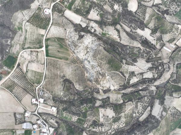 Deprem sonrası oluşan 500 metrelik dev yarık uzaydan bile gözüküyor