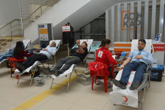 Siirt Halkı Depremzedeler İçin Kan Vermeye Koştu