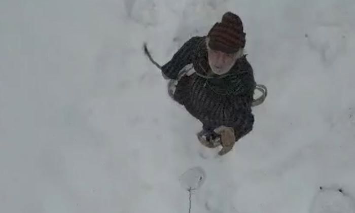 Köy yolları kapanan, elektrikleri kesilen çifte dronle pil gönderildi