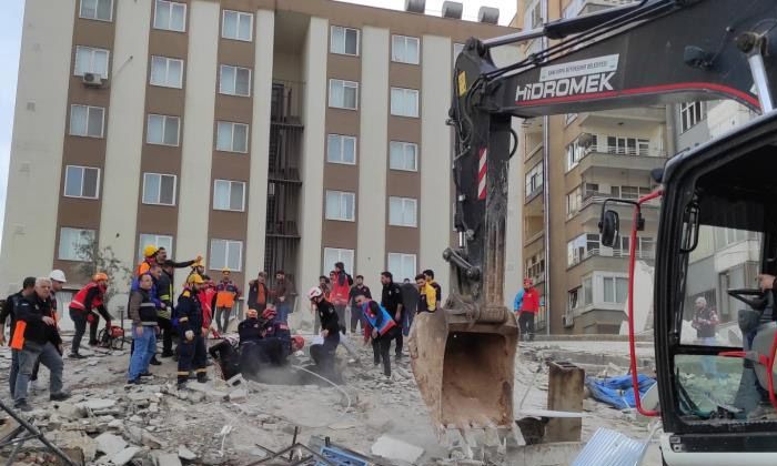Şanlıurfa’da ağır hasarlı bina çöktü, arama kurtarma çalışmaları başlatıldı