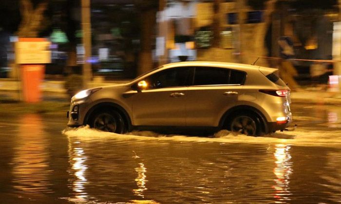 İskenderun’da 4.5 büyüklüğündeki deprem sonrası deniz taştı