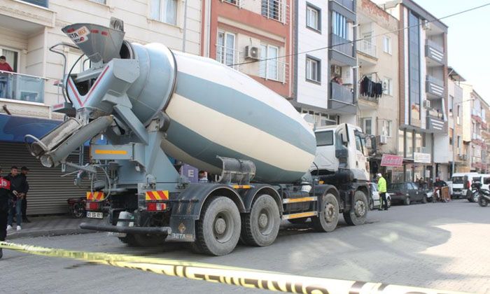 Kızını beton mikserinin altında kalmaktan kurtardı, kendi hayatını kaybetti