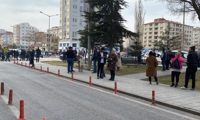 Kayseri’de üç deprem oldu, halk sokağa döküldü