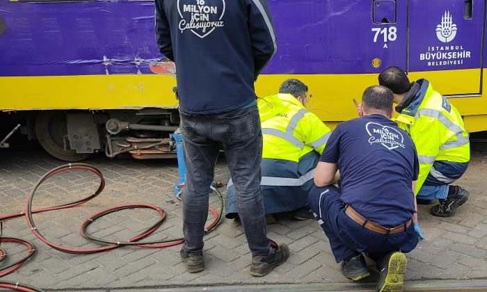 Eminönü’nde raydan çıkan tramvay kaza yaptı