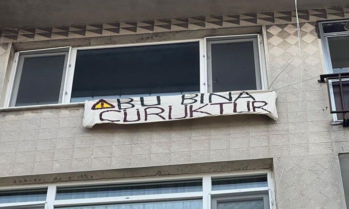 Kadıköy’de evi boşaltan kiracıdan vatandaşlara pankartlı uyarı: “Bu bina çürüktür”