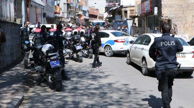 Cezadan kurtulmak için polise saldırdılar