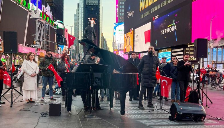 Times Meydanı’nda, Depremde Hayatını Kaybedenler Anıldı
