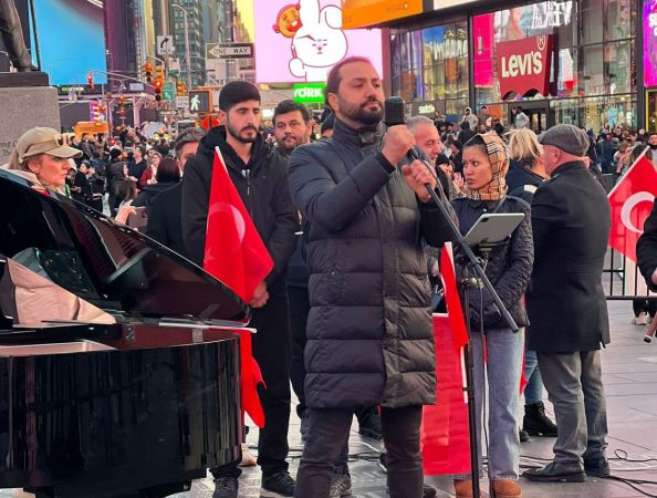 Times Meydanı’nda, Depremde Hayatını Kaybedenler Anıldı
