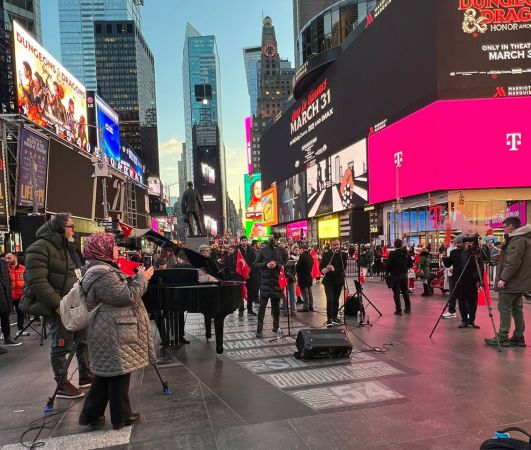Times Meydanı’nda, Depremde Hayatını Kaybedenler Anıldı