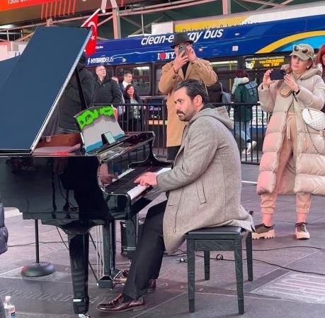 Times Meydanı’nda, Depremde Hayatını Kaybedenler Anıldı