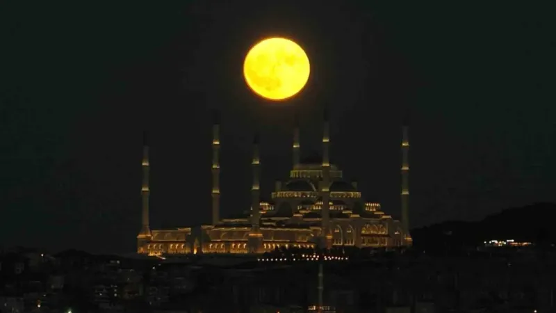 İstanbul’da muhteşem dolunay manzarası