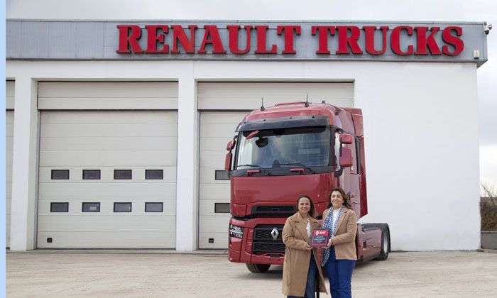Yol açın…Renault Trucks direksiyonunda kadın sürücü var
