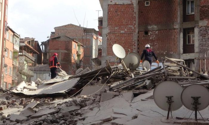Malatya’da ağır hasarlı 5 katlı bina kendiliğinden çöktü