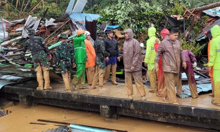 Endonezya’daki toprak kaymasında 21 kişi hayatını kaybetti