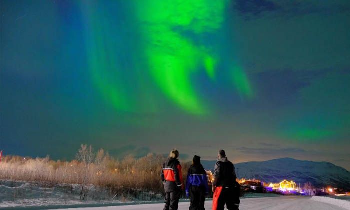 Eksi 40 derecede kilometrelerce yolu kuzey ışıklarını görmek için gidiyorlar