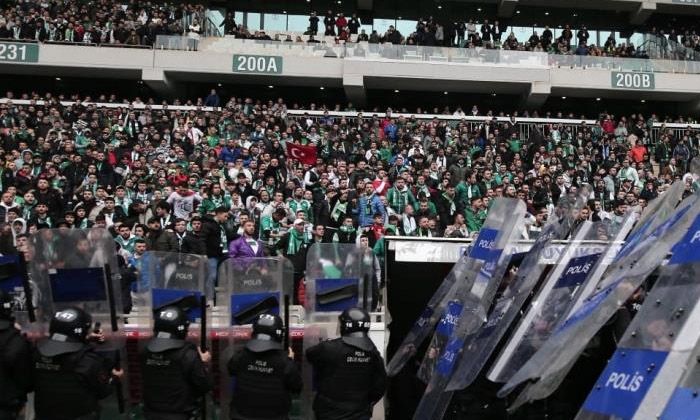 Bursaspor’a 9 maç seyircisiz oynama cezası Bursaspor’a 9 maç seyircisiz oynama cezası