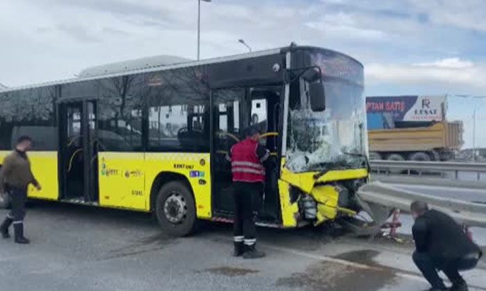 İETT otobüsü bariyerlere çarptı, yaralılar var