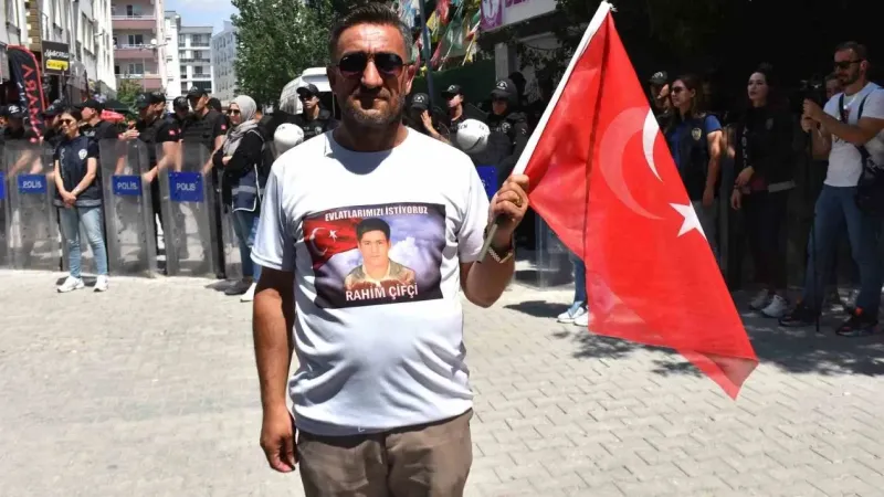 Van annelerinin evlat nöbetine bir aile daha katıldı