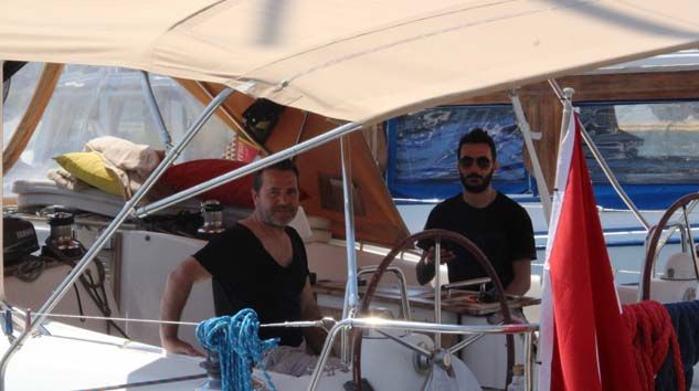 Sokağa çıkma yasağına denizde yakalandılar