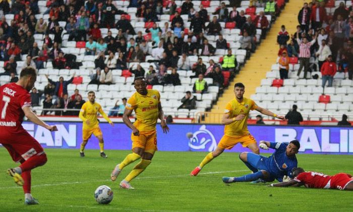 Antalyaspor, Kayserispor’u farklı mağlup etti Antalyaspor, Kayserispor’u farklı mağlup etti