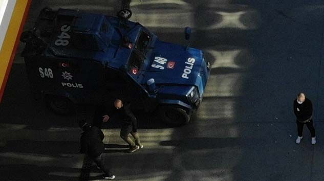 Sigara almak için benzin istasyonuna gelen 30 kişi ceza yedi