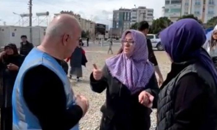 Depremzede kadından duygu dolu sözler: Herkes gitti, sadece devletimiz kaldı Depremzede kadından duygu dolu sözler: Herkes gitti, sadece devletimiz kaldı