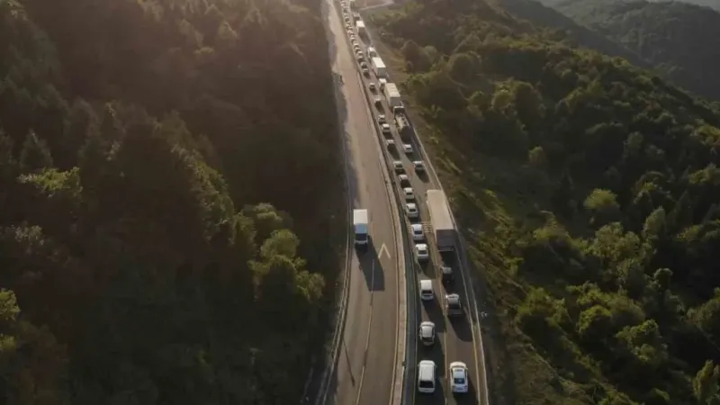 Pazar günü Bolu’dan İstanbul’a ağır taşıtlara geçiş sınırlandırıldı Pazar günü Bolu’dan İstanbul’a ağır taşıtlara geçiş sınırlandırıldı