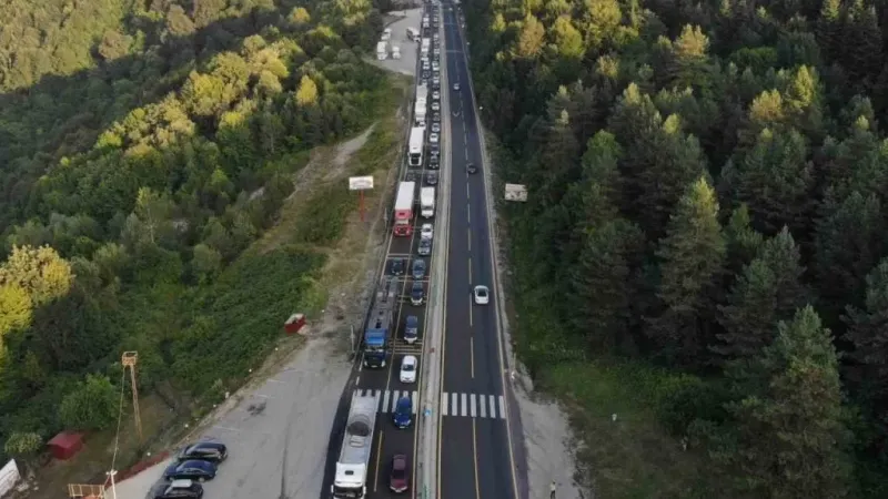 Pazar günü Bolu’dan İstanbul’a ağır taşıtlara geçiş sınırlandırıldı Pazar günü Bolu’dan İstanbul’a ağır taşıtlara geçiş sınırlandırıldı