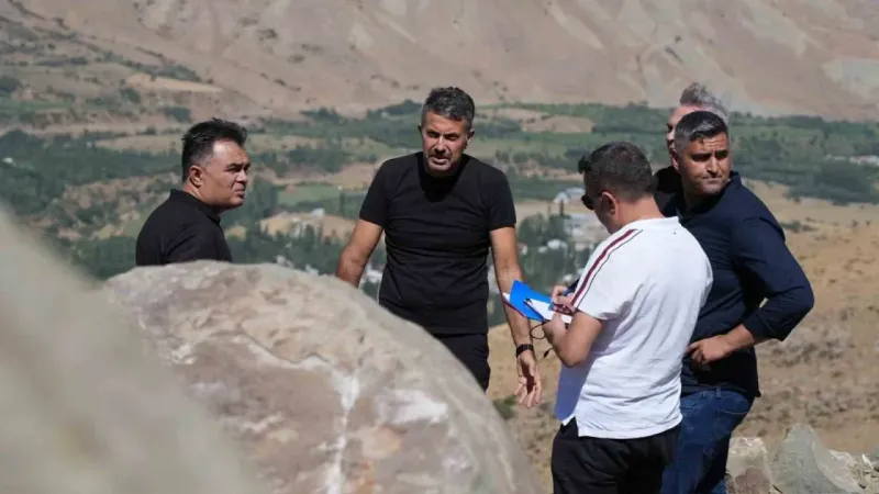 Vali Çelik, Türkiye ile İran sınırdaki duvar çalışmalarını inceledi Vali Çelik, Türkiye ile İran sınırdaki duvar çalışmalarını inceledi