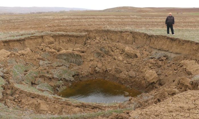 Deprem sonrası oluşan obruk, köylüyü tedirgin etti