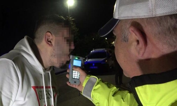 Alkollü sürücü uzatılan alkolmetreyi yutmaya çalıştı Alkollü sürücü uzatılan alkolmetreyi yutmaya çalıştı