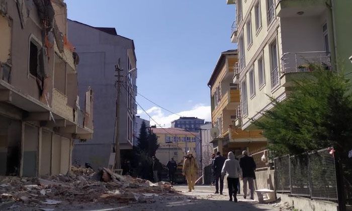 Küçükçekmece’de yıkımı yapılan binada çökme yaşandı Küçükçekmece’de yıkımı yapılan binada çökme yaşandı