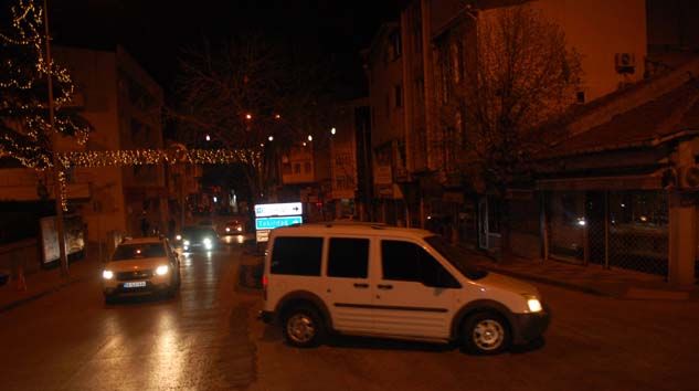 Yasak kalktı, araç ve yayalar sokağa akın etti