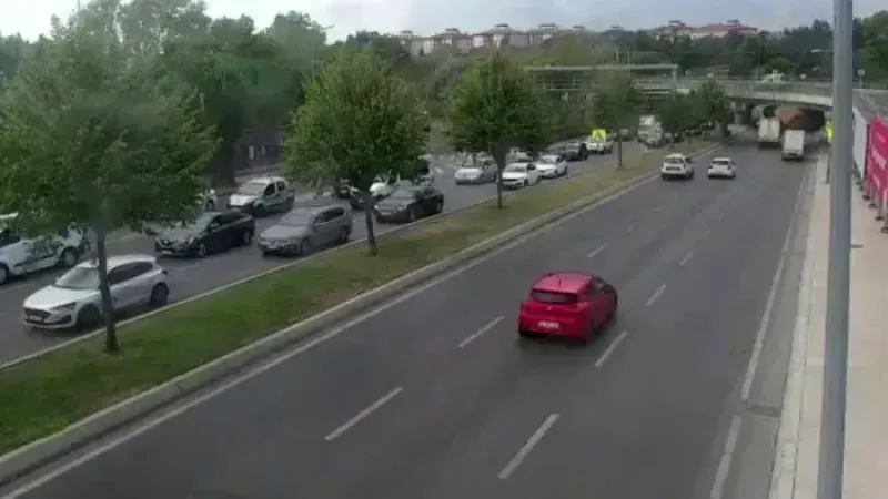 Bakırköy’de alt geçide çarpan tır İETT otobüsünün üzerine devrildi 8 yaralı