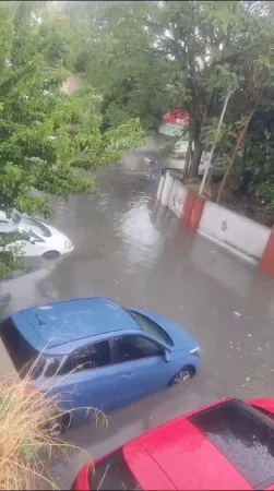 Bayrampaşa’da sağanak yağış nedeniyle altgeçidi su bastı: Vatandaşlar mahsur kaldı