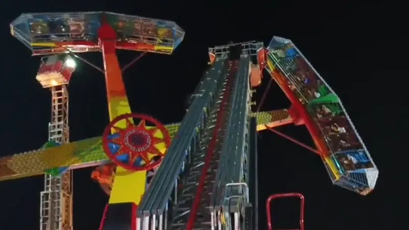 Lunaparkta panik: Bir saat havada asılı kaldılar Lunaparkta panik: Bir saat havada asılı kaldılar