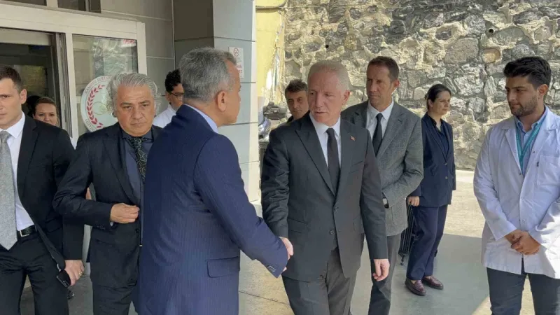 İstanbul Valisi Davut Gül, metrobüs kazası sonrası hastanedeki yaralıları ziyaret etti