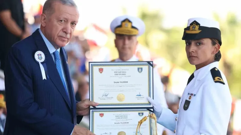 TSK tarihinde ilk: Bu yıl Kara, Hava ve Deniz Harp Okullarının birincileri kadın teğmenler oldu TSK tarihinde ilk: Bu yıl Kara, Hava ve Deniz Harp Okullarının birincileri kadın teğmenler oldu