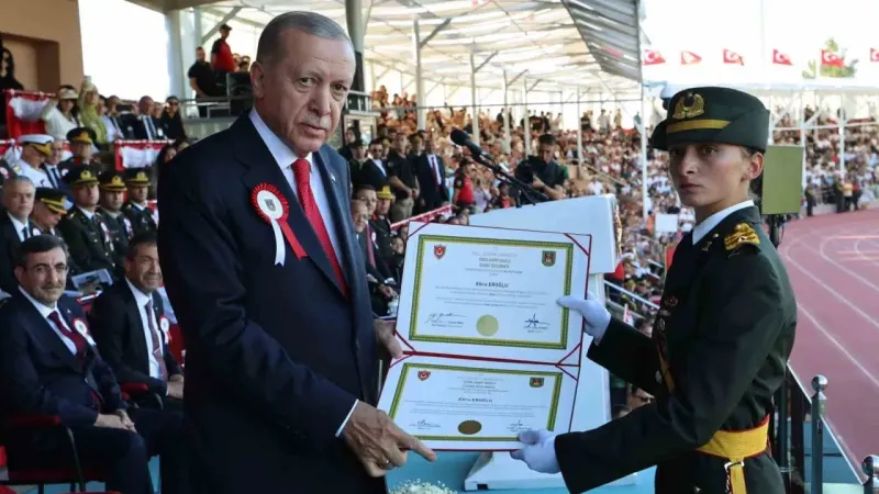 TSK tarihinde ilk: Bu yıl Kara, Hava ve Deniz Harp Okullarının birincileri kadın teğmenler oldu TSK tarihinde ilk: Bu yıl Kara, Hava ve Deniz Harp Okullarının birincileri kadın teğmenler oldu