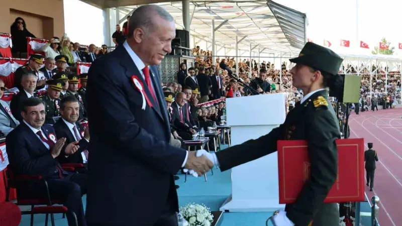 TSK tarihinde ilk: Bu yıl Kara, Hava ve Deniz Harp Okullarının birincileri kadın teğmenler oldu TSK tarihinde ilk: Bu yıl Kara, Hava ve Deniz Harp Okullarının birincileri kadın teğmenler oldu