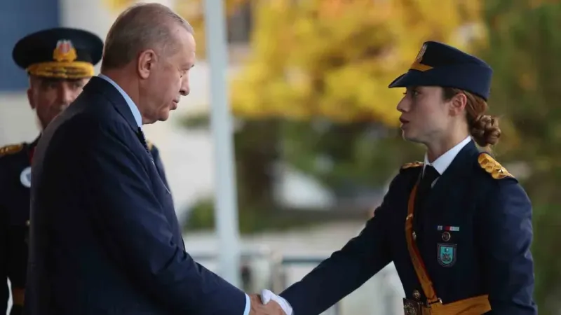 TSK tarihinde ilk: Bu yıl Kara, Hava ve Deniz Harp Okullarının birincileri kadın teğmenler oldu TSK tarihinde ilk: Bu yıl Kara, Hava ve Deniz Harp Okullarının birincileri kadın teğmenler oldu