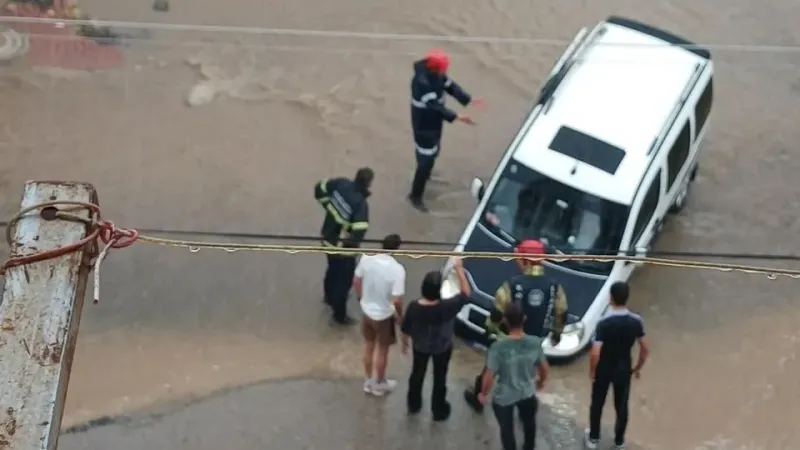 Sel suları yolu trafiğe kapattı, İstanbul’a D-100’den ulaşım kesildi