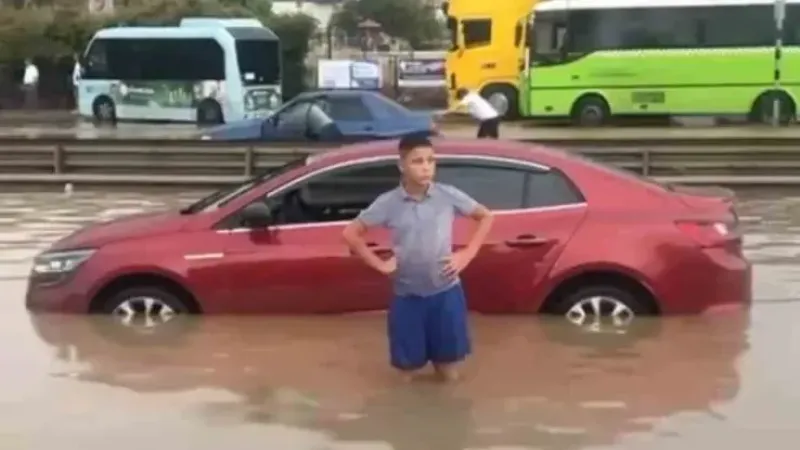Sel suları yolu trafiğe kapattı, İstanbul’a D-100’den ulaşım kesildi
