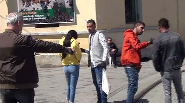 Taksim’de kuralları hiçe sayan turistlere polis müdahale etti